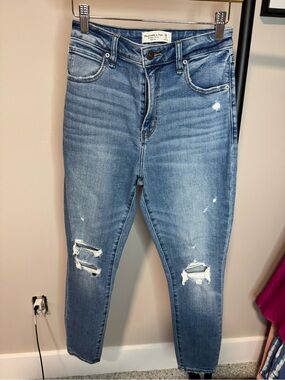 Abercrombie & Fitch Women's Light Blue Distressed Skinny Jeans